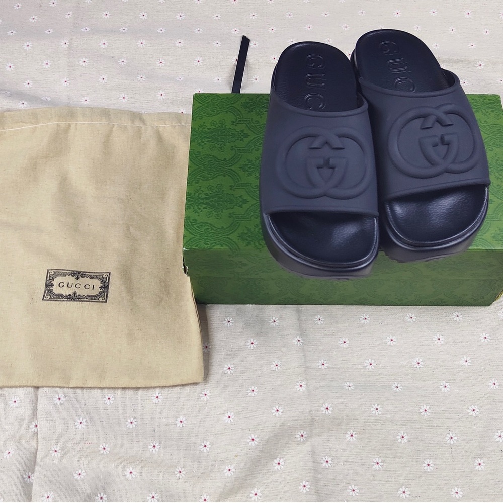 Gucci Women‘s Black interlock G Platform Sandals
